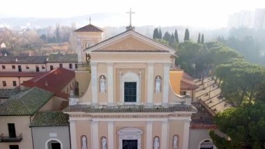 Terni 'deki San Valentino kilisesinin insansız hava aracı ile çekilmiş.