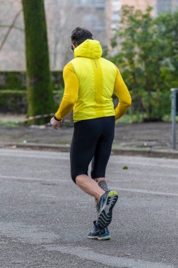 Terni, İtalya 11 Şubat 2021: Adam sabahın erken saatlerinde parka koşuyor.