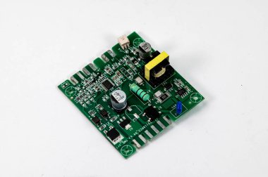 Beyaz arkaplandaki elektronik kahve makinesi kartının ayrıntıları