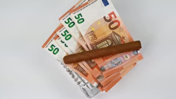 50 eurosedlar med cigaretter på askfat — Stockvideo
