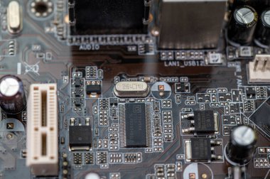 Sabit bir bilgisayarın konnektörleri ve ısıtıcıları olan bir ana kartın ayrıntıları