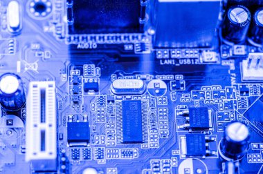 Terni, İtalya 25 Şubat 2021: Sabit bir bilgisayarın bağlayıcıları ve ısıtıcıları olan bir ana kartın ayrıntıları