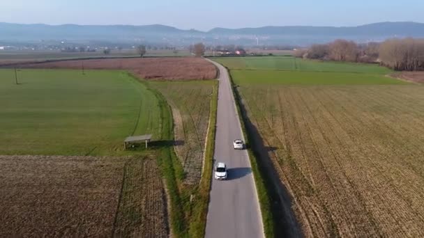 Udara Ditembak Jalan Desa Dengan Kendaraan Jalan Pada Hari Yang — Stok Video