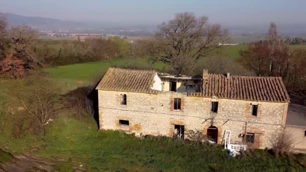 Güneşli Bir Günde Terk Edilmiş Bir Kır Evinin Hava Görüntüsü — Stok video