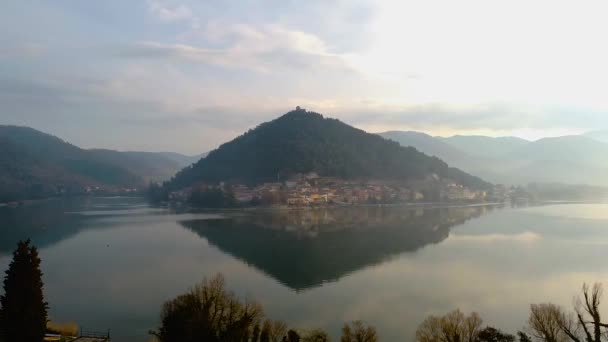 在一个雾蒙蒙的早晨 空中拍摄的湖泊和迪皮德洛硬币村的风景 — 图库视频影像