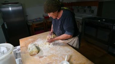 Büyükanne makarna için yemek hazırlıyor.