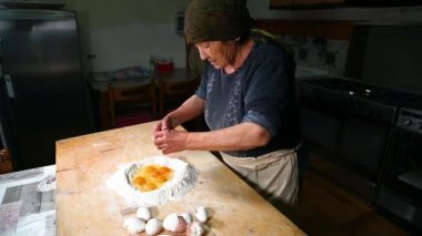 Büyükanne makarna için yemek hazırlıyor.