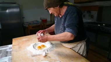 Büyükanne makarna için yemek hazırlıyor.