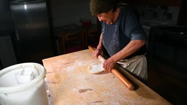 Babcia przygotowuje posiłek na makaron — Wideo stockowe