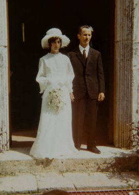 Terni, İtalya 12 Eylül 1970: 70 'lerde kiliseden ayrılan evli çift