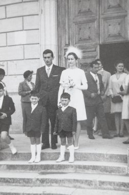 Terni, İtalya 15 Ağustos 1965: 60 'ların konuklarıyla yeni evlilerin portresi