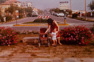 Cervia, iatly June 15 1982: 80 'lerde deniz aile portresi