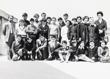 Terni, İtalya 10 Mayıs 1960: 60 'ların okul sınıfının grup fotoğrafı