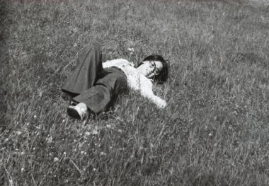 Terni, İtalya 10 Haziran 1960: 60 'lı yaşlarda bir kadın çayırda yatıyor