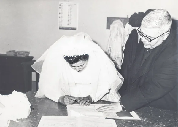 Massamartana Maggio 1960 Ritratto Della Sposa Che Firma Matrimonio Negli — Foto Stock