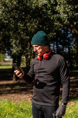 Çocuk sabahın erken saatlerinde parkta fiziksel aktivite yapıyor.