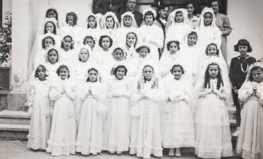 Terni, İtalya 10 Mayıs 1960: 60 'larda komünyon için beyaz elbise giymiş küçük kızların portresi