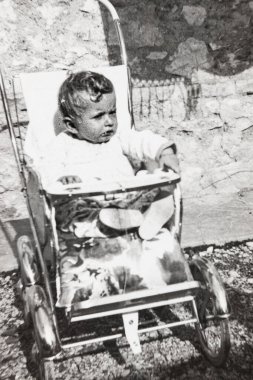 Terni, İtalya 10 Ekim 1960: 60 'lardaki bebek arabasının portresi