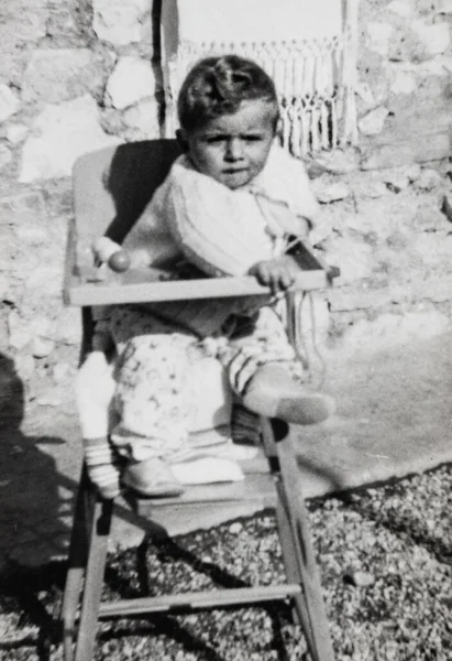 イタリアのテルニ1960年10月10日 60歳のベビーカーの肖像画の赤ちゃん — ストック写真