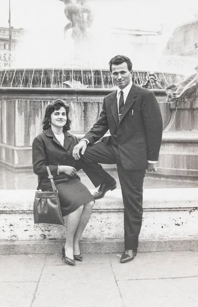 Terni Italia Febrero 1960 Pareja Marido Mujer Sentados Fuente Década — Foto de Stock