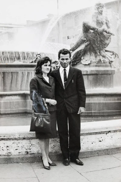 Terni Olaszország Február 1960 Pár Férj Feleség Szökőkútnál 1960 Évektől — Stock Fotó