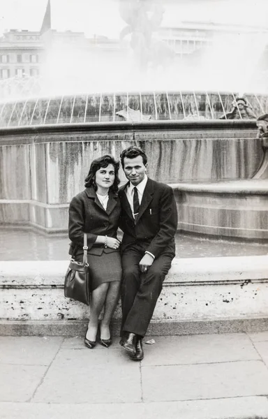 Terni Italia Febrero 1960 Pareja Marido Mujer Sentados Fuente Década —  Fotos de Stock