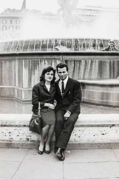 Terni Itália Fevereiro 1960 Casal Marido Mulher Sentado Fonte Década — Fotografia de Stock