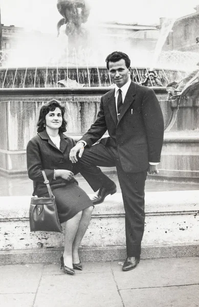 Terni Olaszország Február 1960 Pár Férj Feleség Szökőkútnál 1960 Évektől — Stock Fotó