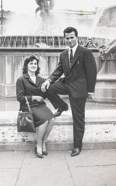 Terni Italie Février 1960 Couple Mari Femme Assis Sur Fontaine — Photo