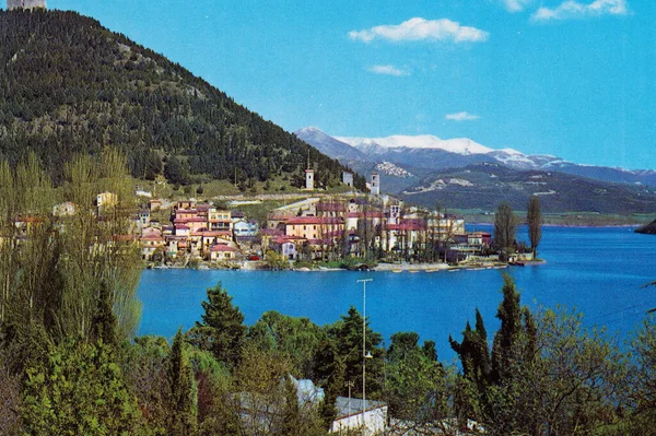 1960年6月17日イタリア ピエディルコ1960年代に湖のあるピエディルコ町 — ストック写真