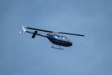 Terni, İtalya 30 Nisan 2021: özel yarı mavi renkli uçan helikopter
