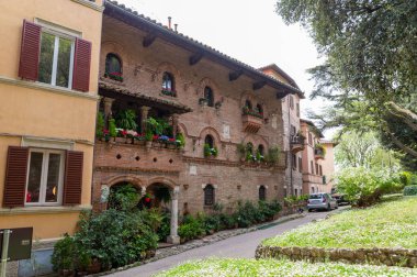 Perugia, İtalya 01 Mayıs 2021: Perugia 'da çiçekli özel tarihi bina