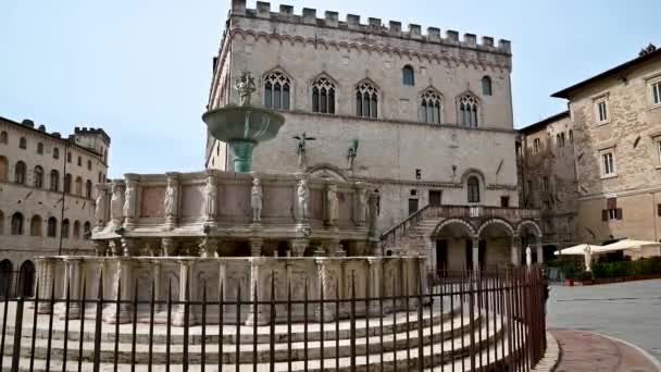 Großer Brunnen auf dem Platz IV november nel centro di perugia — Stockvideo