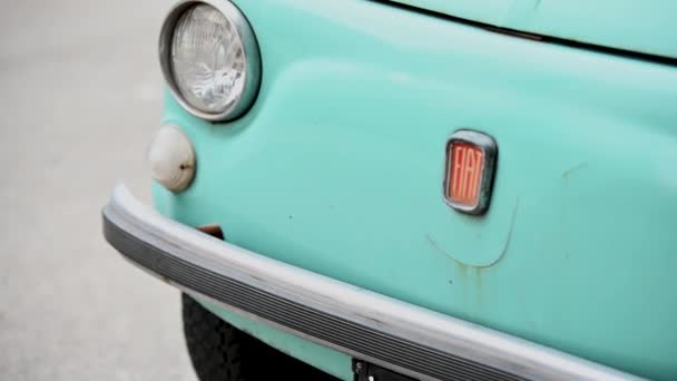 Fiat 500 Detail der Front in hellblauer Farbe — Stockvideo