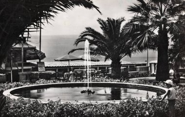 Liguria, İtalya Nisan 07 1960: Riviera delle Palme Pietra Ligure, 1960 'larda halk bahçeleri havzası