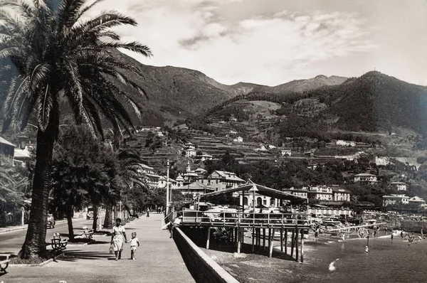 1960年6月9日イタリア リグーリア州1960年代のアレンツァーノ海岸遊歩道 — ストック写真