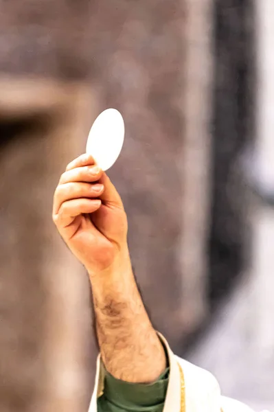 Host during the eucharistic rite of the holy mass — Stock Photo, Image