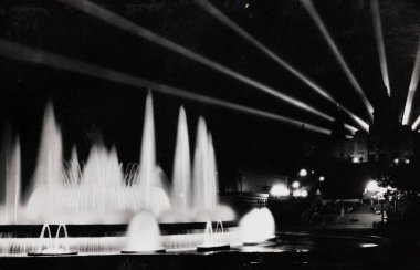 Barcellona, İspanya 10 Mayıs 1950: Barselona İspanya Parlak Çeşmesi 'nde gece 50' lerde