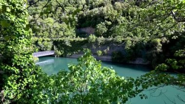 Nehrin durgun yerlerinde mavi su ve zaman zaman banyo.