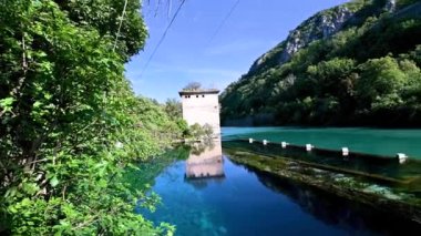 Nehrin durgun yerlerinde mavi su ve zaman zaman banyo.