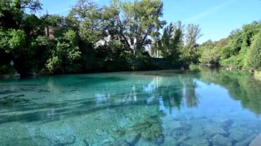 Mavi ve şeffaf suları olan narni gölü kütleleri.