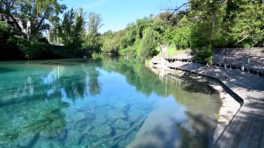 Mavi ve şeffaf suları olan narni gölü kütleleri.