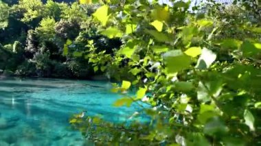 Mavi ve şeffaf suları olan narni gölü kütleleri.