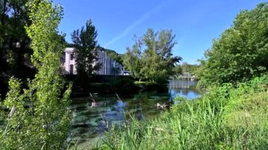 Mavi ve şeffaf suları olan narni gölü kütleleri.