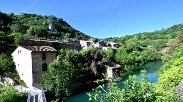 Localidad Sofocada Con Río Con Agua Azul Veces Bañándose — Vídeo de stock