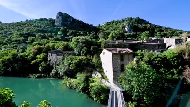 Localidad Sofocada Con Río Con Agua Azul Veces Bañándose — Vídeo de stock