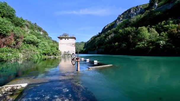 Localidad Sofocada Con Río Con Agua Azul Veces Bañándose — Vídeos de Stock