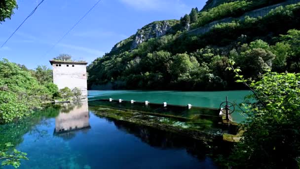 Localidad Sofocada Con Río Con Agua Azul Veces Bañándose — Vídeos de Stock