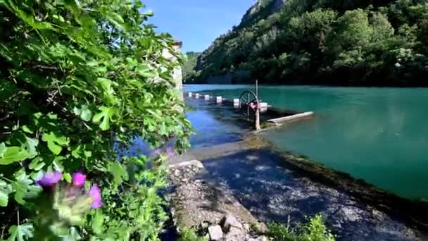Localidad Sofocada Con Río Con Agua Azul Veces Bañándose — Vídeos de Stock