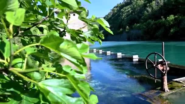 Localidad Sofocada Con Río Con Agua Azul Veces Bañándose — Vídeo de stock